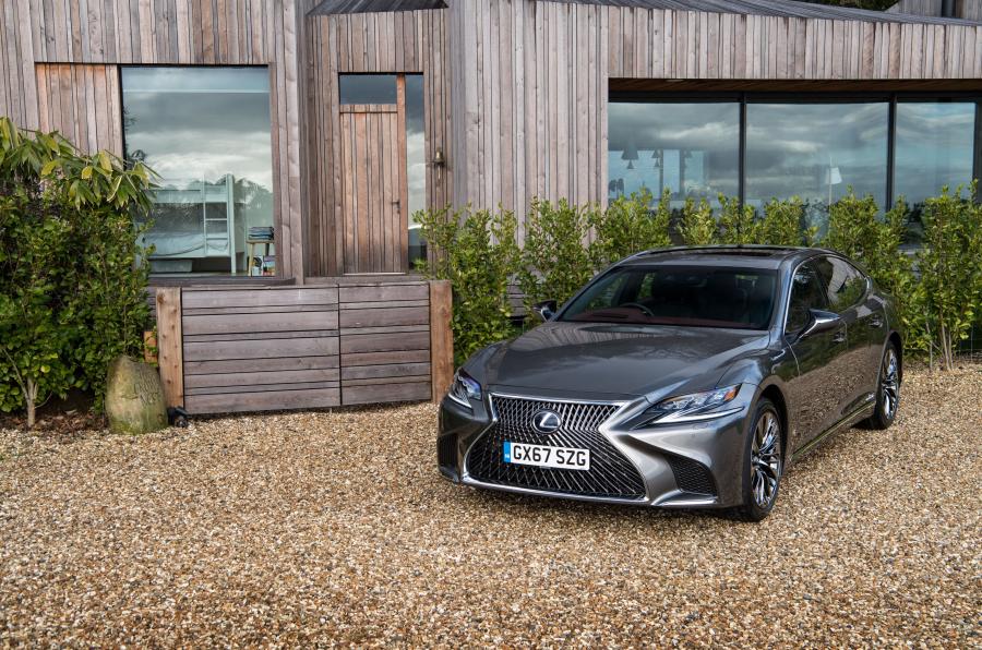  Lexus LS500h AWD 2018 года  (UK) (фото 12 из 40)